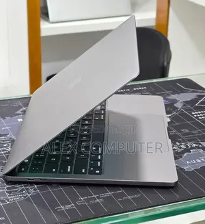 New Laptop Apple MacBook Pro 2022 M2 16GB Apple M2 SSD 256GB