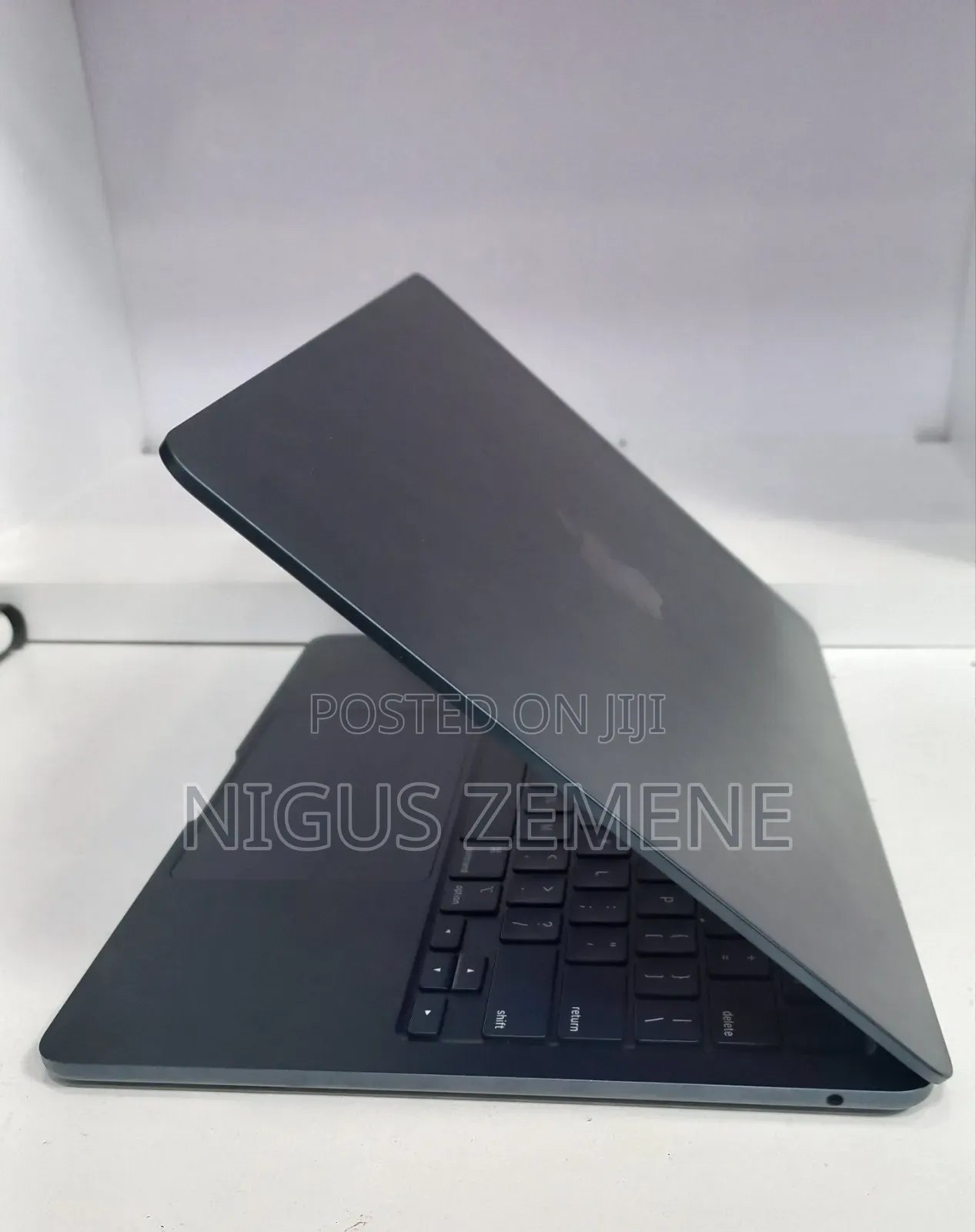 New Laptop Apple MacBook Air 2022 M2 8GB Apple M2 SSD 256GB