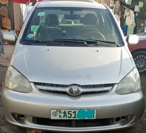 Toyota Platz 2005 Silver