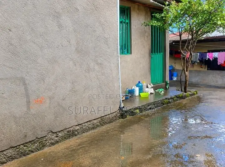5bdrm House in Yeka for sale