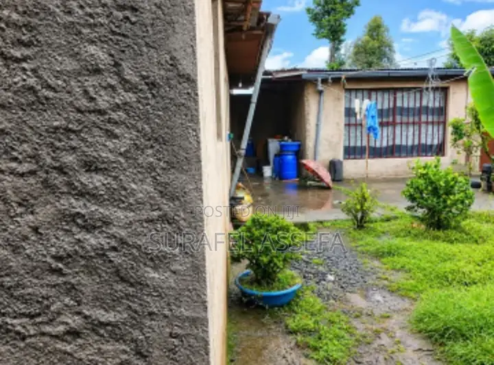 5bdrm House in Yeka for sale