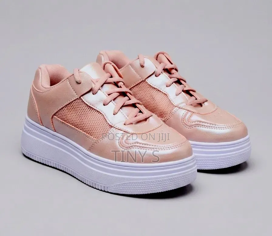Women's Sneaker Size (39)