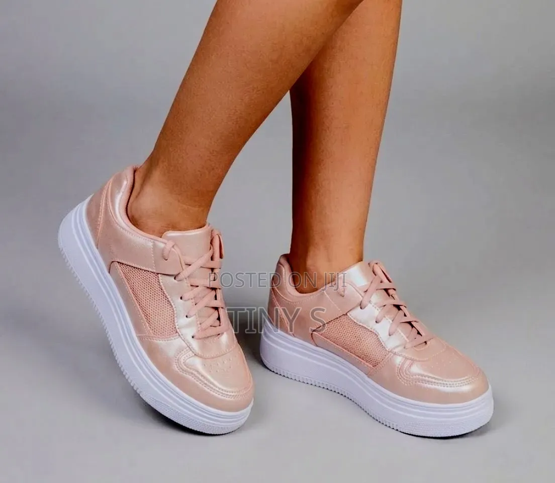 Women's Sneaker Size (39)