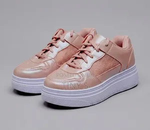 Women's Sneaker Size (39)