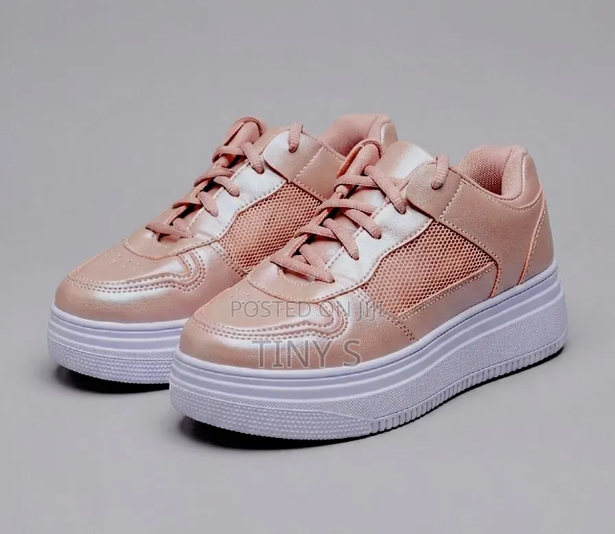 Women's Sneaker Size (39)