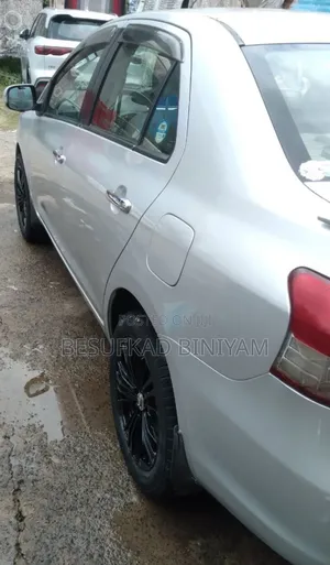 Toyota Yaris 2010 Silver