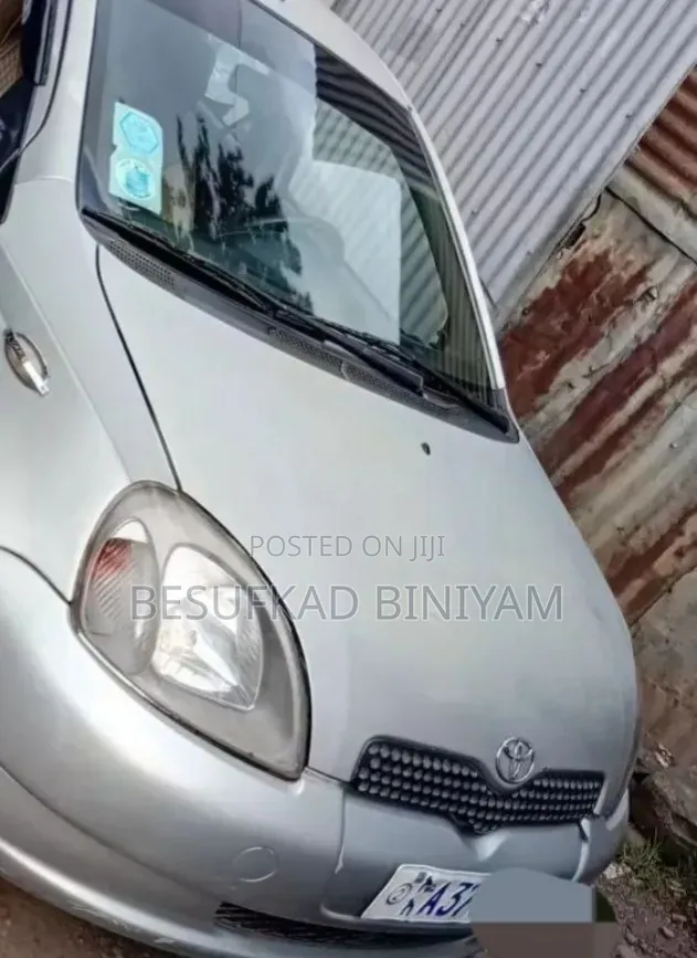 Toyota Vitz 2002 Silver