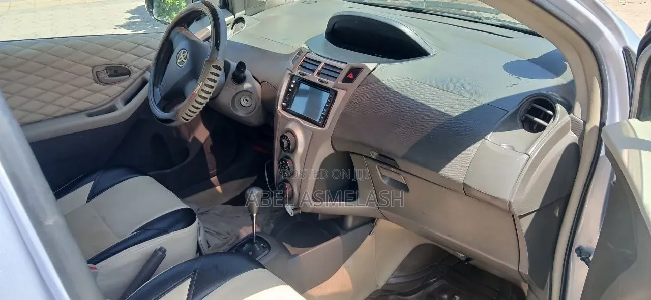 Toyota Yaris 2010 Silver