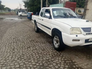 Mitsubishi L200 2004 White