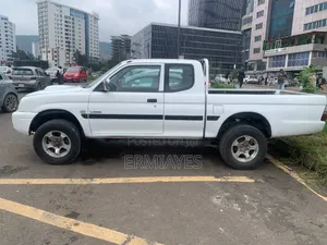 Mitsubishi L200 2004 White
