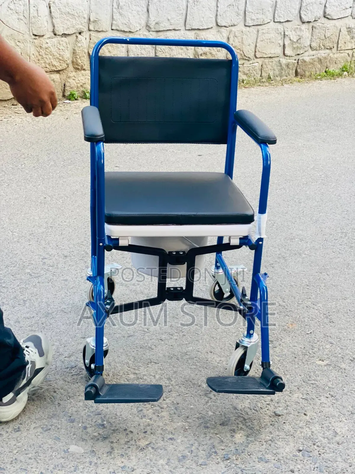 Medical Commode Wheelchair — የሕክምና ኮማድ ዊልቸር