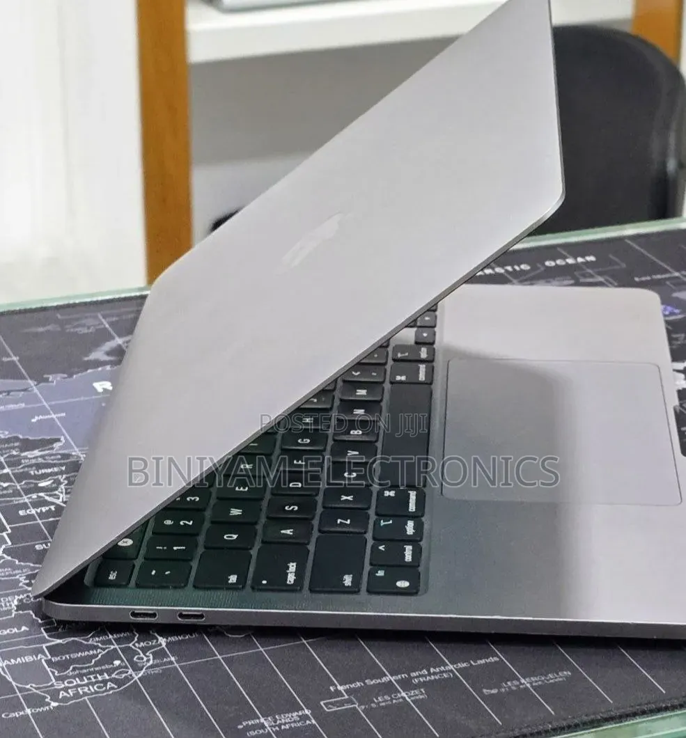 New Laptop Apple MacBook Pro 2022 M2 16GB Apple M2 SSD 256GB