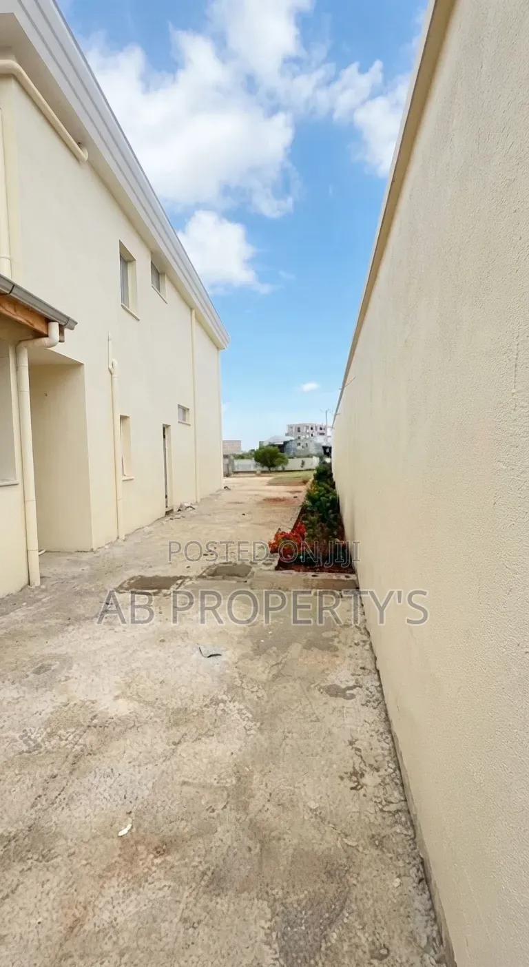 5bdrm Villa in ለገጣፎ Ccd, Yeka for sale