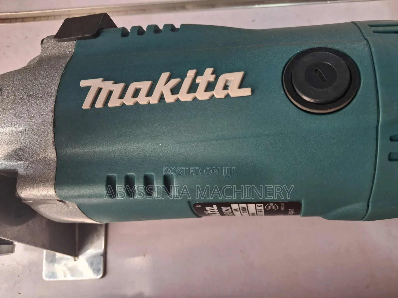 Makita Angle Grinder – Powerful & Reliable Performance