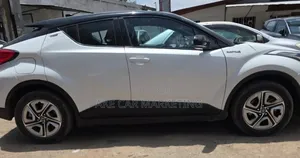 Toyota C-HR XLE 2022 White