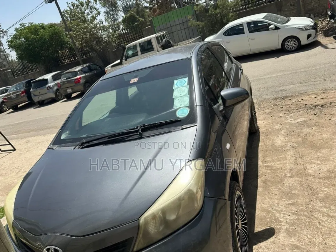 Toyota Yaris 2011 Gray