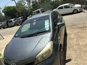 Toyota Yaris 2011 Gray