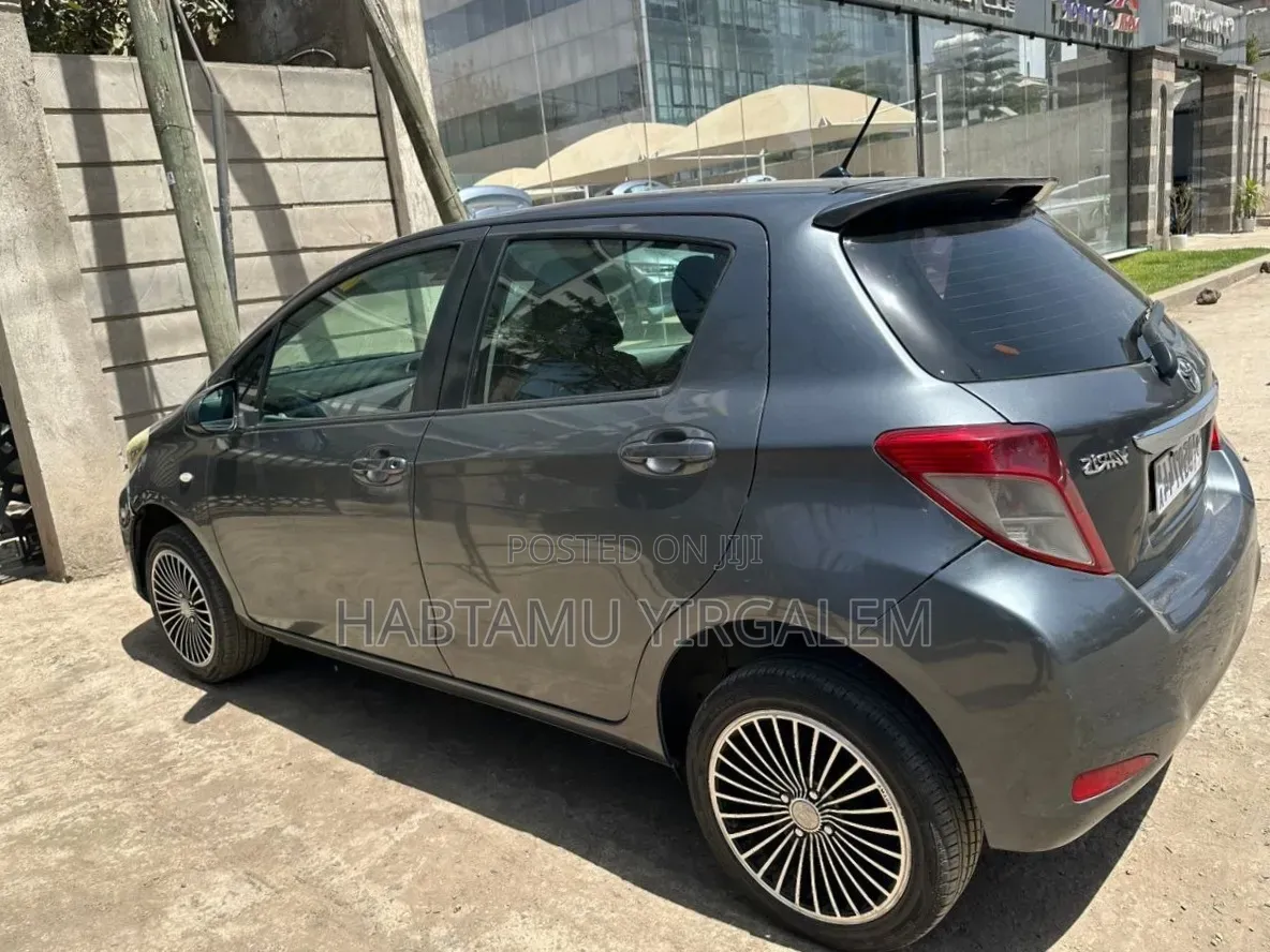 Toyota Yaris 2011 Gray
