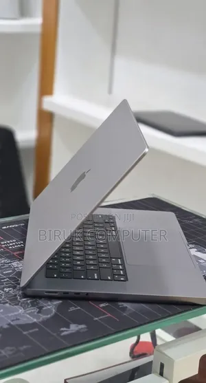New Laptop Apple MacBook Pro 2022 M2 16GB Apple M2 SSD 1T