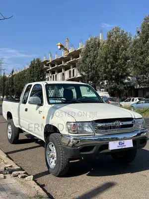 Toyota Hilux 2004 White