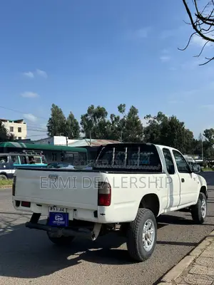 Toyota Hilux 2004 White
