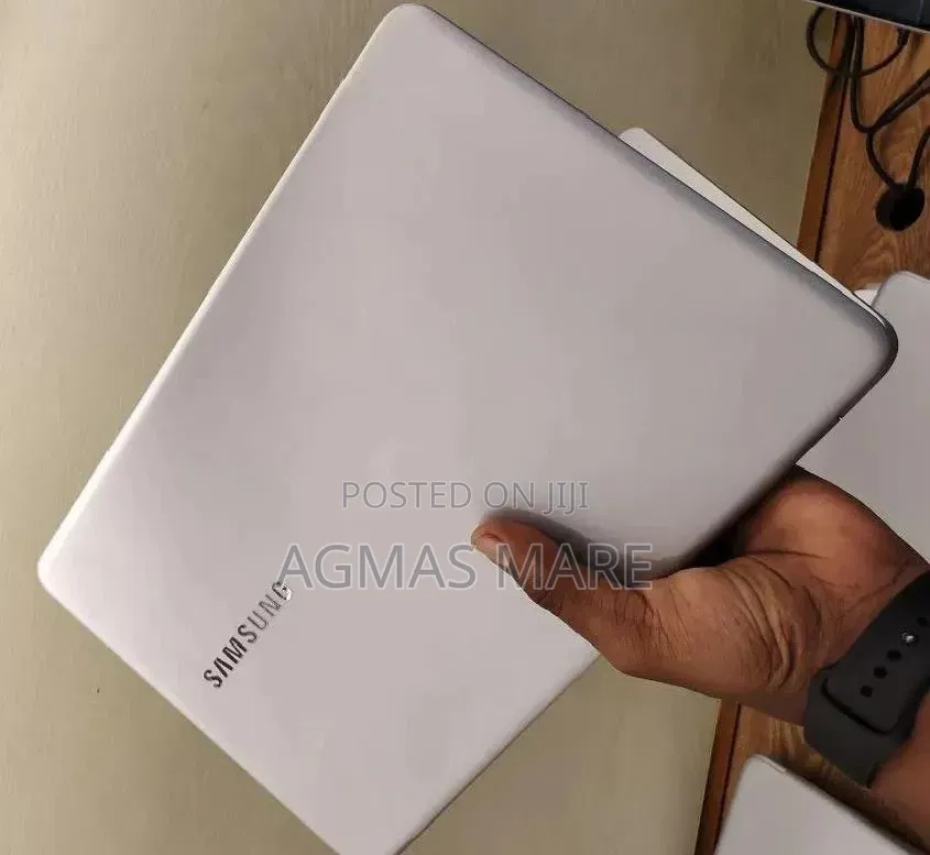 New Laptop Samsung 8GB Intel Core i5 SSD 256GB