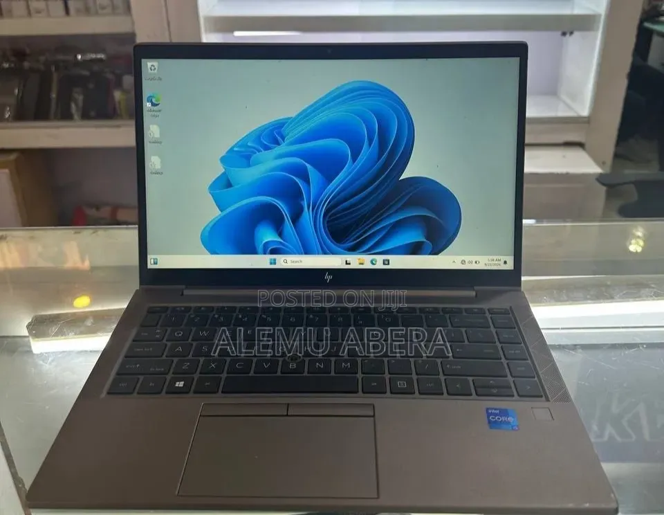 New Laptop HP ZBook Firefly G8 16GB Intel Core i5 SSD 512GB