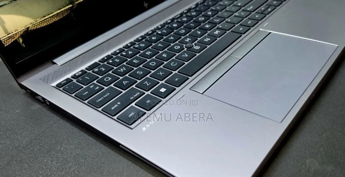 New Laptop HP ZBook Firefly G8 16GB Intel Core i5 SSD 512GB