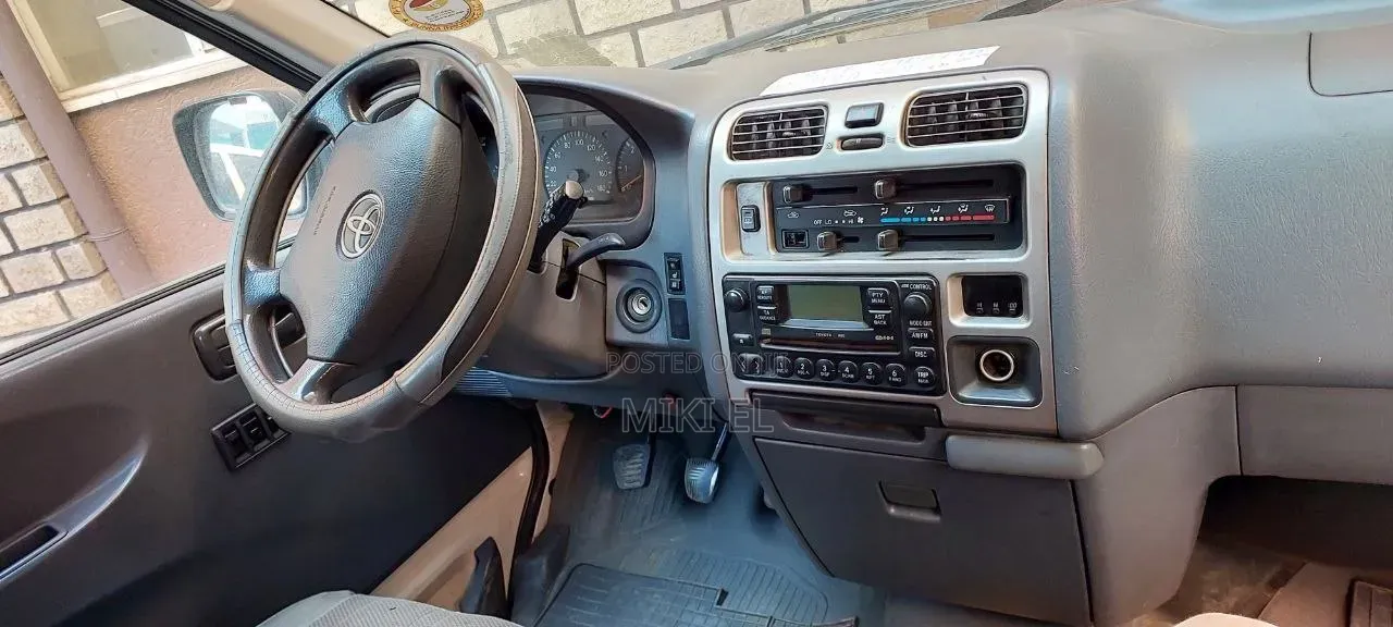 Toyota HiAce 2007 White