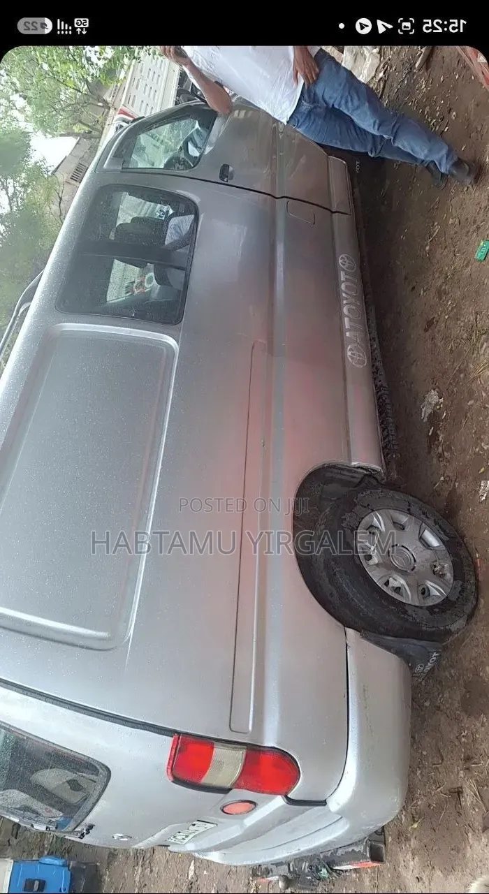 Toyota HiAce 2000 Silver
