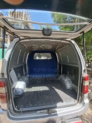 Toyota HiAce 2000 Silver