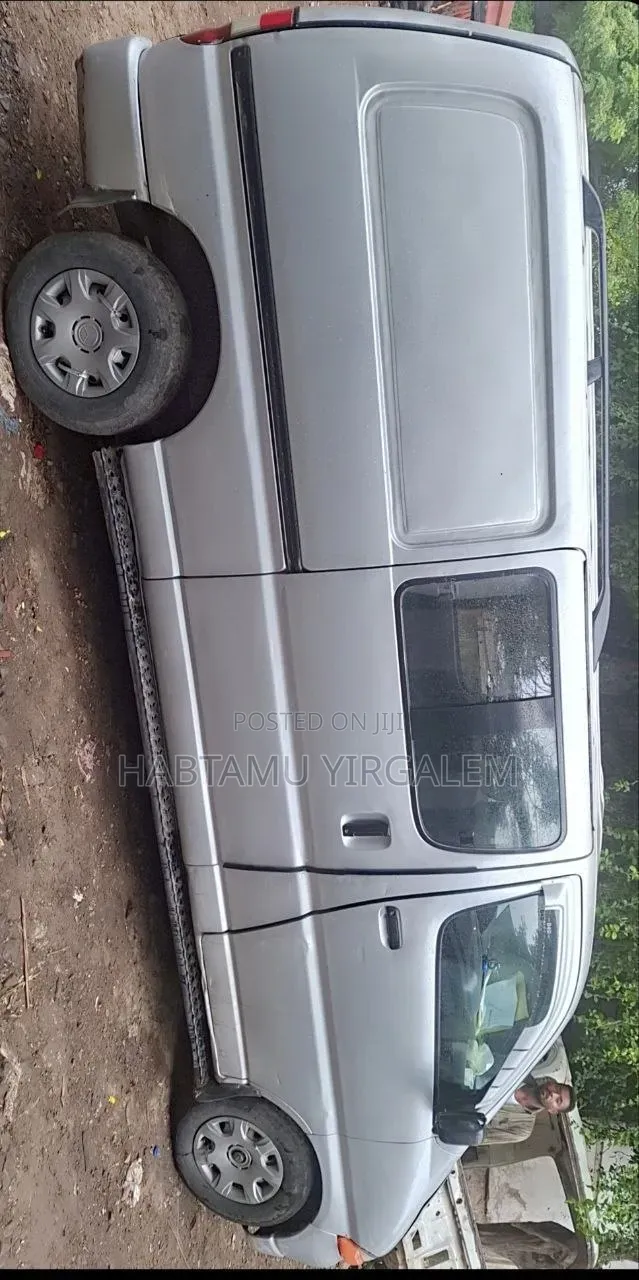 Toyota HiAce 2000 Silver