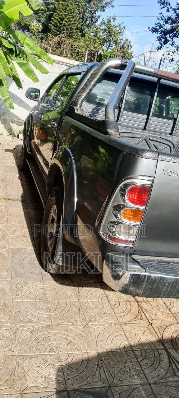 Toyota Hilux 2.5 D-4D SRX 2010 Gray