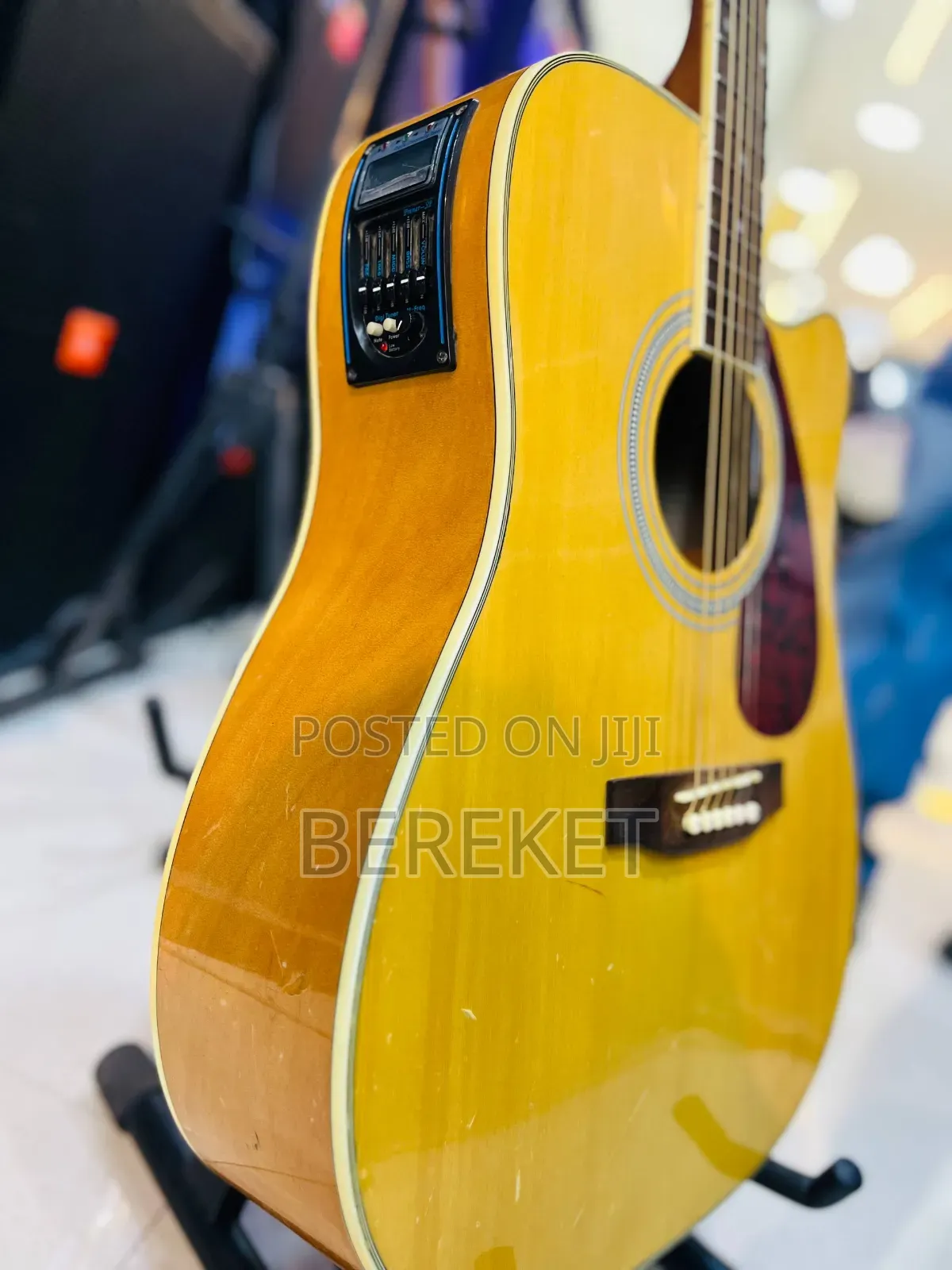 Yamaha 370 Acoustic Guitar ቦክስ ጊታር