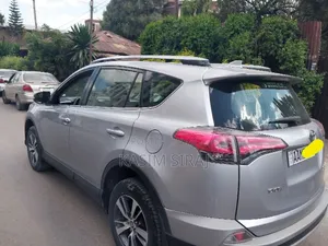 Toyota RAV4 LE AWD (2.5L 4cyl 6A) 2017 Silver