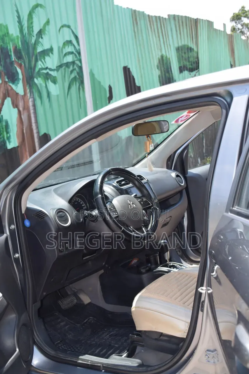 Mitsubishi Attrage 2022 Silver