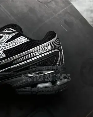 New Balance 740 Black/Metallic Silver Unisex Fashion Sneakers
