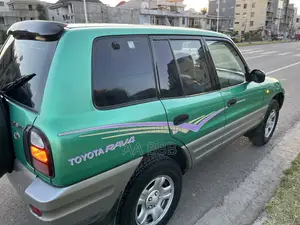 Toyota RAV4 Base FWD 1999