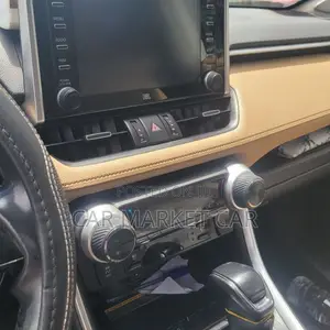 Toyota RAV4 Limited 2021 White