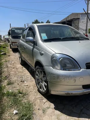 Toyota Vitz 2000 Silver