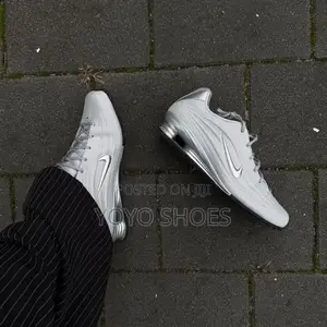 Nike Shox Z Metallic Silver /Black Unisex Fashion Sneaker