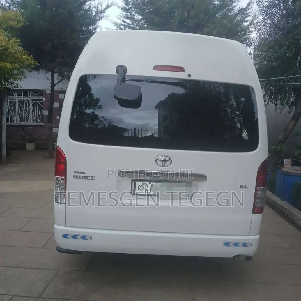 Toyota HiAce 2017 White