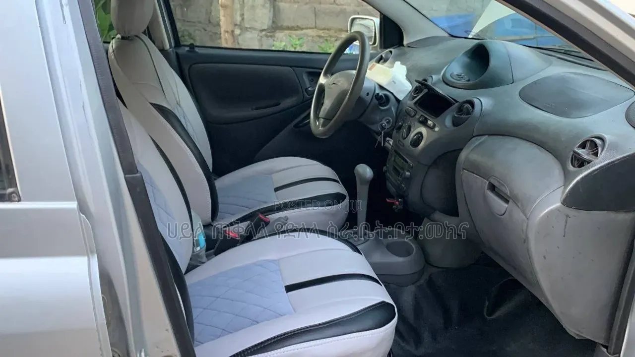 Toyota Vitz 2001 Silver