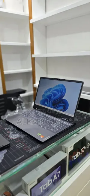 New Laptop Lenovo LOQ 15IRH8 16GB AMD Ryzen 7 SSD 512GB