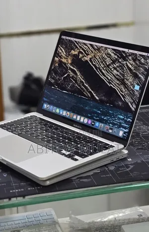 New Laptop Apple MacBook Pro 2020 32GB Intel Core i7 SSD 512GB