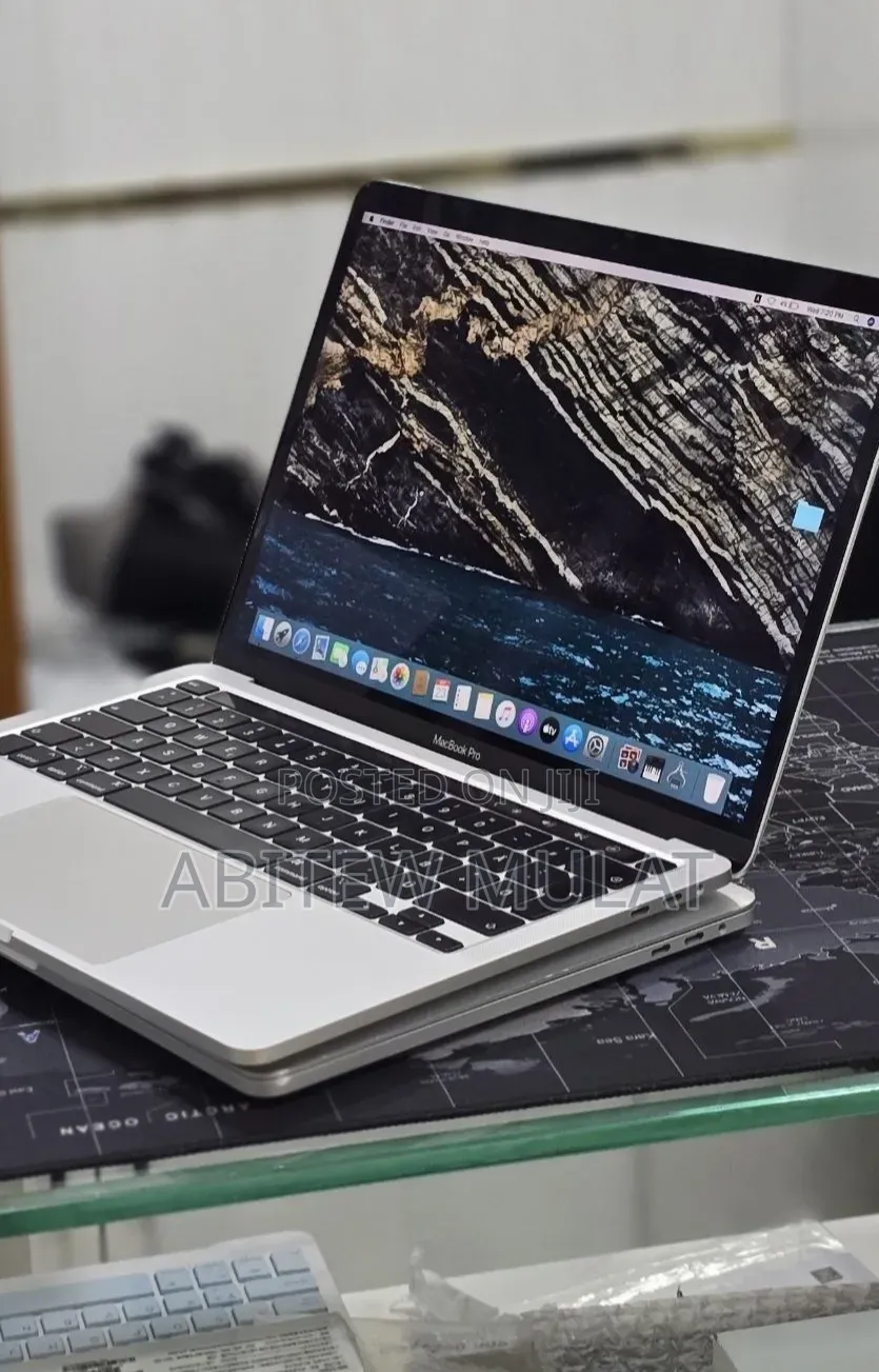 New Laptop Apple MacBook Pro 2020 32GB Intel Core i7 SSD 512GB