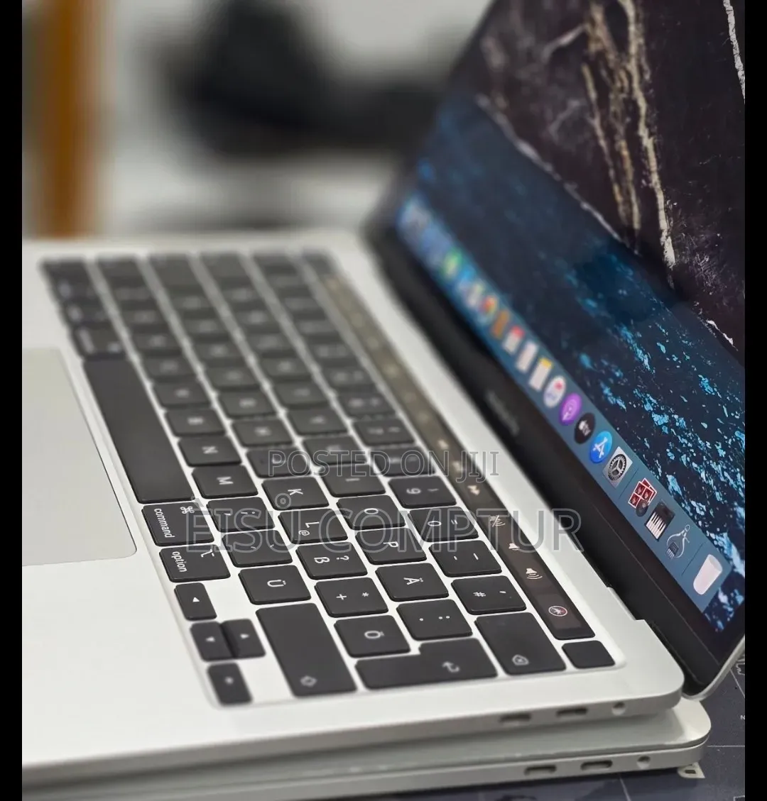 New Laptop Apple MacBook 2020 32GB Intel Core i7 SSD 512GB