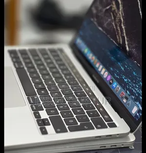 New Laptop Apple MacBook 2020 32GB Intel Core i7 SSD 512GB