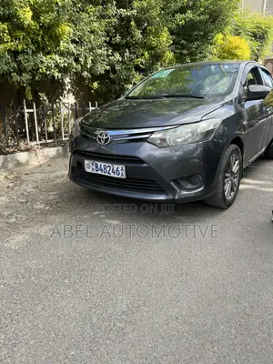 Toyota Yaris SE Hatchback 5dr 2014