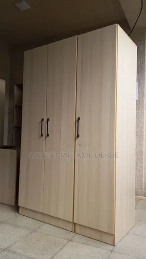በላምኔት የተሰራ ቁም ሳጥን